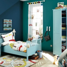 קירות כחולים בחדרו של ילד
