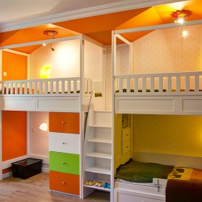 מיטות מובנות לאורך קיר חדר הילדים