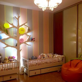 עץ מדף במקום מנורת לילה בחדר השינה של הילדים