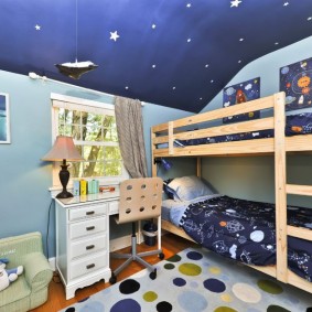 سقف أزرق في غرفة نوم الأطفال