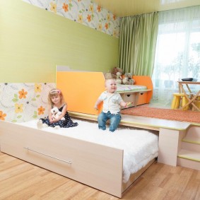 سرير قابل للسحب في منصة غرفة الأطفال