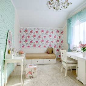Different wallpapers in the children's bedroom