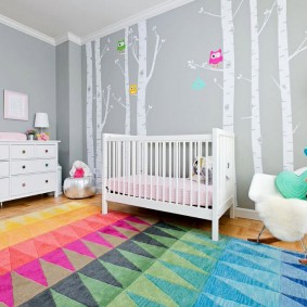 שטיח מואר על רצפת חדר הילדים