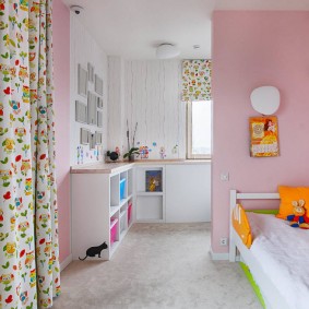 Pereți roz într-o cameră confortabilă