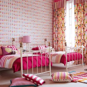 Couvertures roses sur des lits