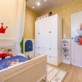 Tủ quần áo màu trắng ở góc phòng ngủ của trẻ em