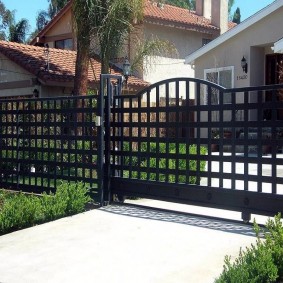 Metal gates from a profile pipe