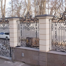 Gard din oțel de bază din beton