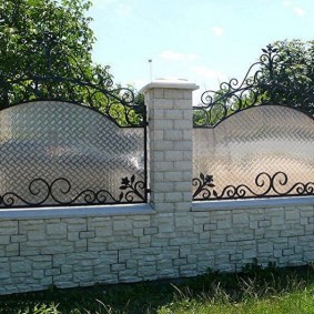 Polycarbonate sur ossature métallique d'une clôture de jardin