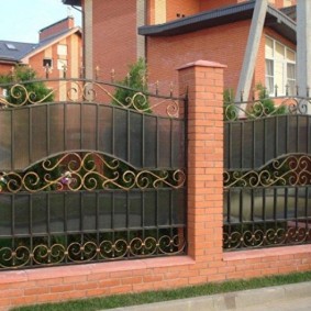 Detalii placate cu aur pe un gard forjat