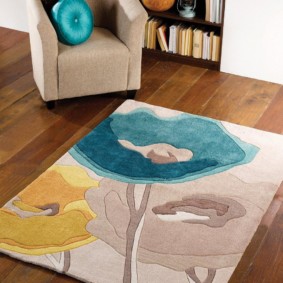 שטיח קטן עם הדפס פרחוני