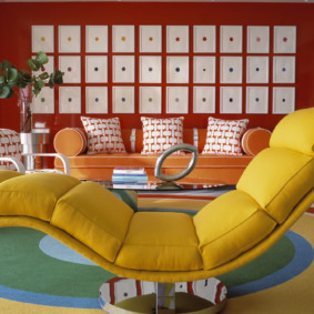 Ghế bành màu vàng theo phong cách hiện đại.