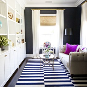 Black and white stripes on the carpet in the hall