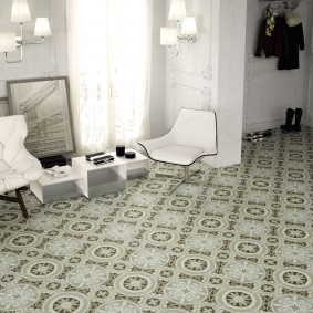 Mozaic ceramic din podea în hol