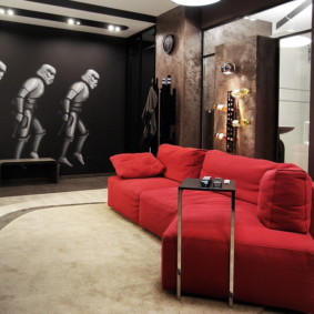 Sarkans dīvāns viesistabas bēniņu stilā