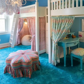 שטיח כחול בחדרו של הילד