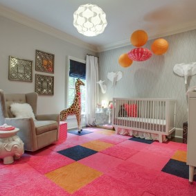שטיח ורוד על רצפת חדרה של ילדה