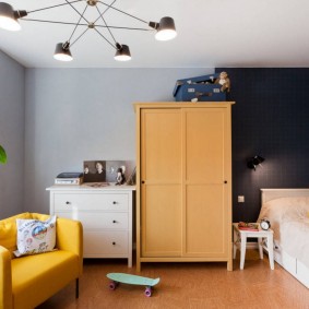 خلفية زرقاء داكنة في غرفة نوم الأطفال