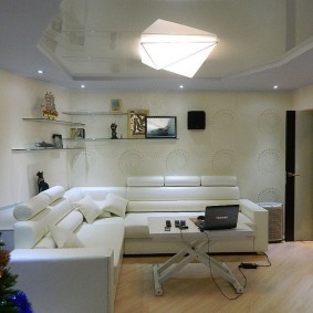 LED stropné svietidlo na strope obývacej izby