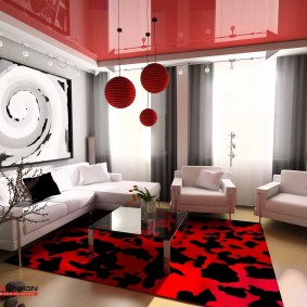 Piros mennyezet egy modern nappali
