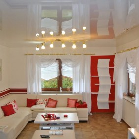 Salón interior en rojo y blanco