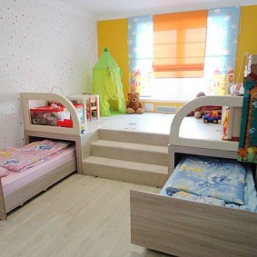 פודיום עם מיטות נפרדות בחדר הילדים