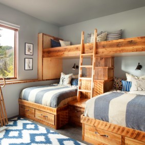 سرير أنيق مصنوع من الخشب الطبيعي