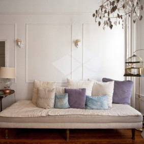 Αναδιπλούμενο καναπέ σε φωτεινό δωμάτιο