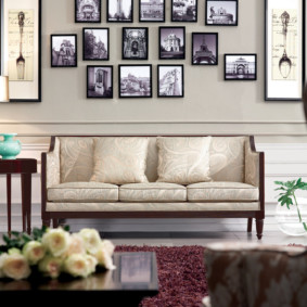 Une collection de photos au-dessus d'un canapé dans un salon
