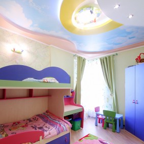 ארון בגדים כחול בחדר ילדים קטן