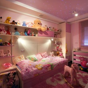 צעצועים רכים על המדפים בחדר השינה של הבנות