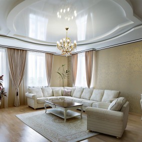 غرفة معيشة كلاسيكية مع ثريا سقف
