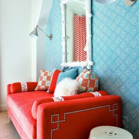 أريكة حمراء في القاعة مع خلفية زرقاء