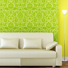 خلفية خضراء وراء أريكة بيضاء
