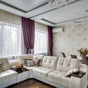 الستائر الأرجواني في القاعة مع أريكة بيضاء