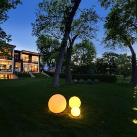 مصابيح على شكل كرة في الحديقة الإنجليزية