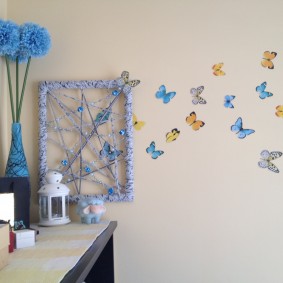 פרפרים מצוירים בחדר ילדים
