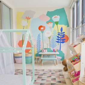 ציורים של צבעי ויניל על הקיר בחדר הילדים