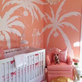 صور من أشجار النخيل على الحائط الوردي