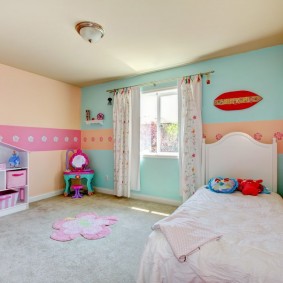 الوردي والأزرق الداخلية لغرفة الأطفال