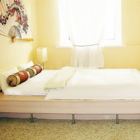מיטה נמוכה בחדר מואר