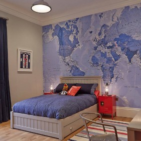 خريطة العالم في غرفة المراهقة