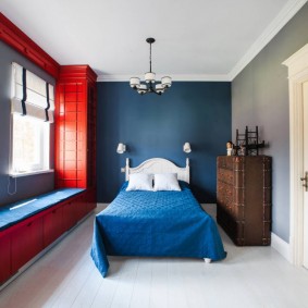 الجدار الأزرق في غرفة نوم الصبي