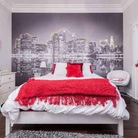 כיסוי מיטה אדום על מיטה לבנה