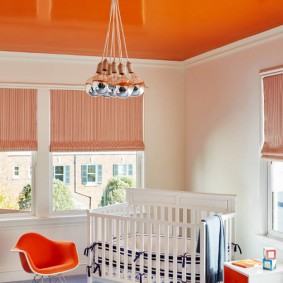 سقف برتقالي في داخل غرفة الأطفال