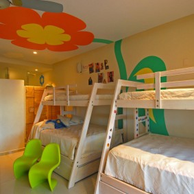 سرير بطابقين في غرفة لأربعة أطفال