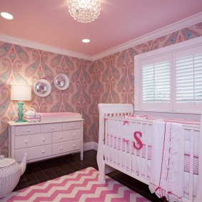 اللون الوردي في الداخل من غرفة نوم الأطفال