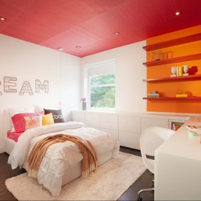 תקרה אדומה בחדר עם קירות לבנים