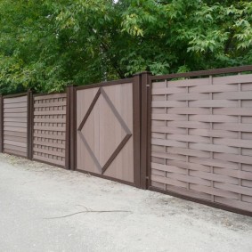 Varieties of plastic fence sections