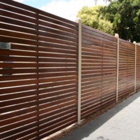 The horizontal arrangement of planks on the garden fence